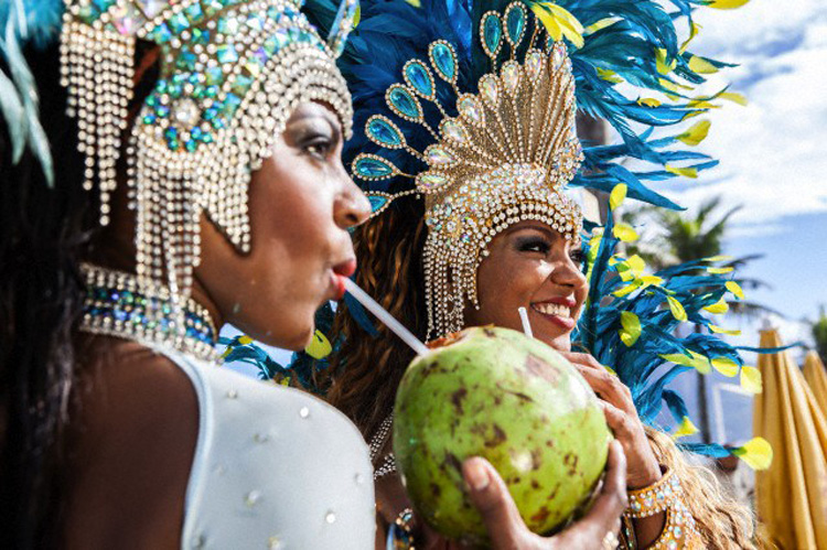 Carnaval: hidratação e cuidados com a alimentação são essenciais durante a folia